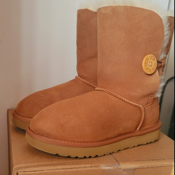 UGG Bailey Button II Beige Boot Size-6 Like New With box - Picture 4 of 10